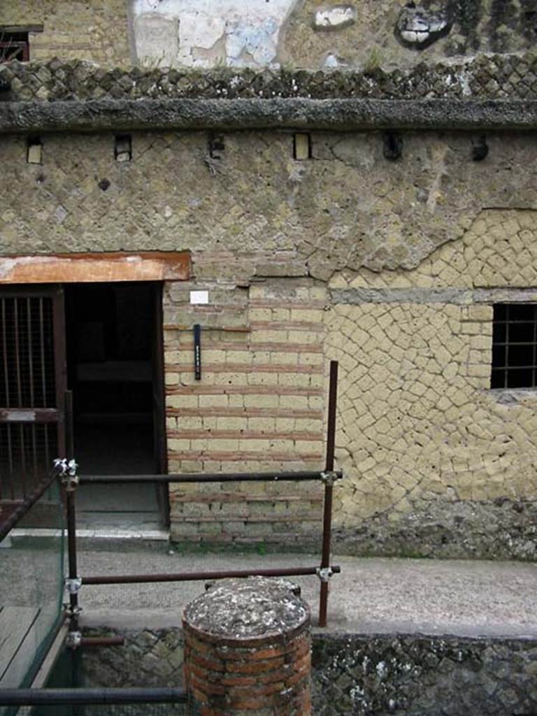 V.8, Herculaneum. May 2003. Looking towards southern side of doorway on Cardo IV.
Photo courtesy of Nicolas Monteix.